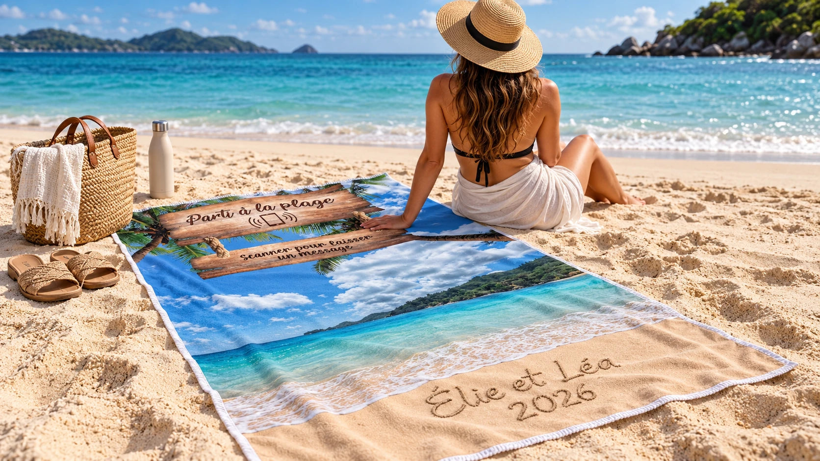 Une personne profite de sa serviette Plage Claire au bord de la mer.